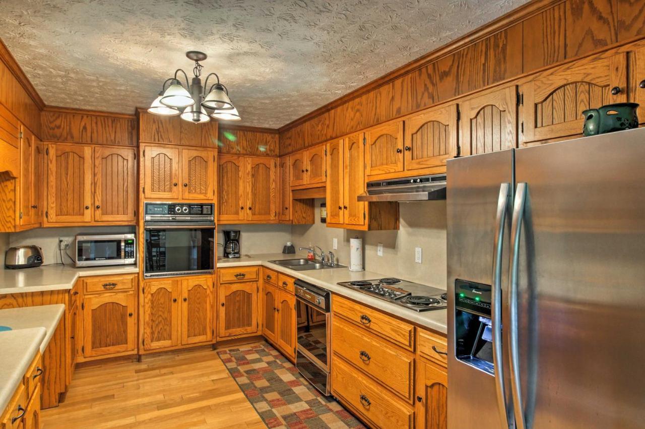 Spacious Georgia Getaway With Dock On Lake Lanier! 盖恩斯维尔 外观 照片